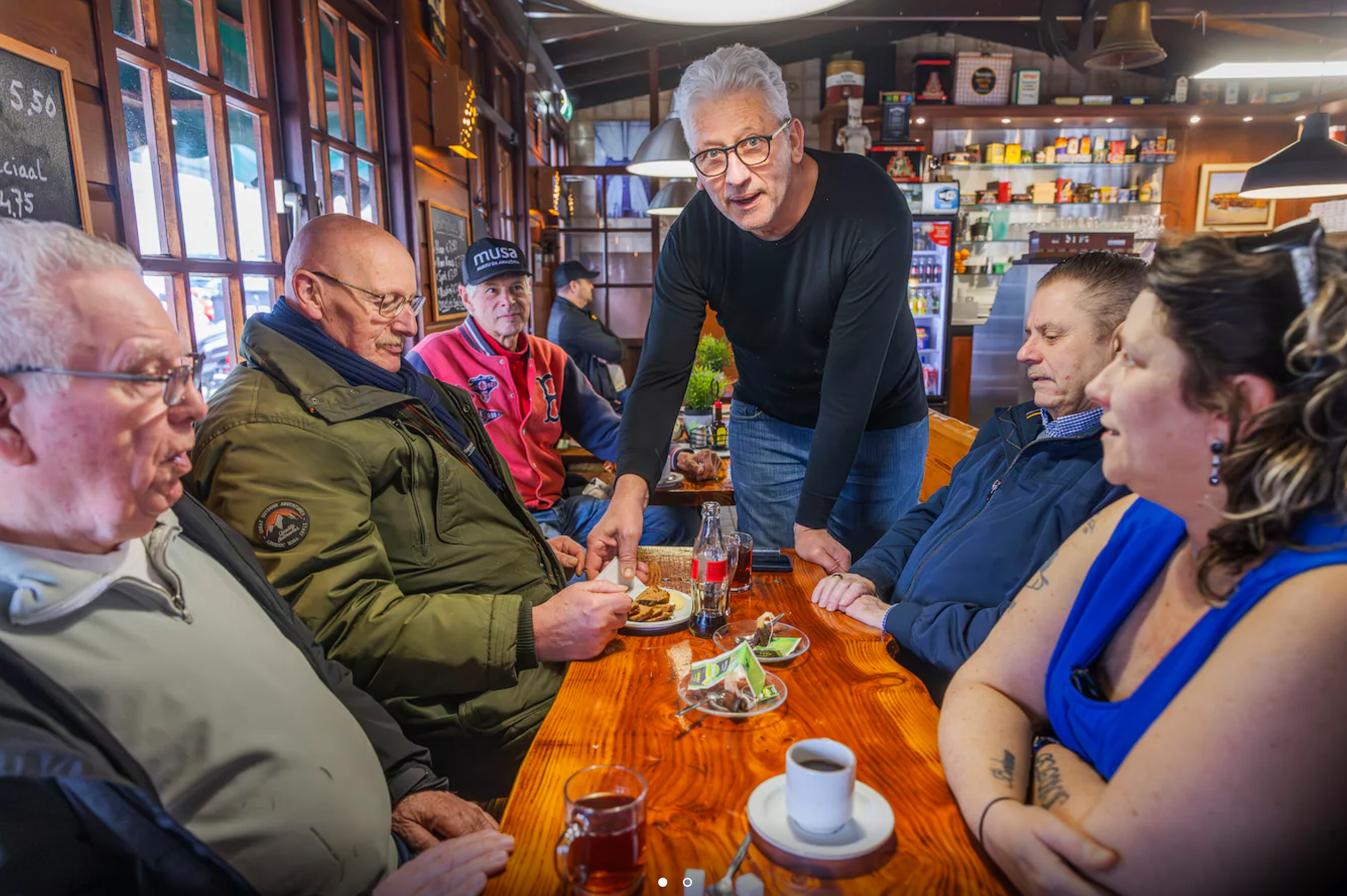 Vaste klanten en eigenaar aan de tafel